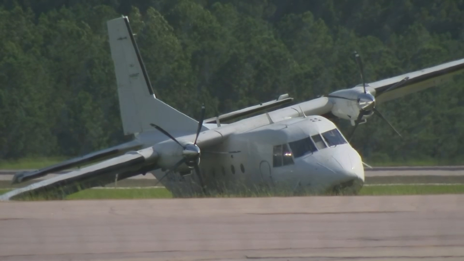 1 dead, 1 hospitalized after twin-engine plane makes emergency landing at RDU

