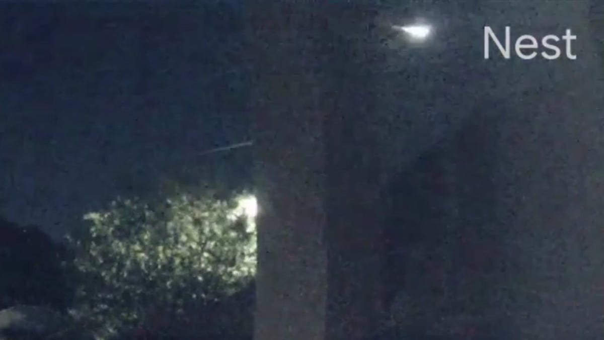  Fireball flies in the sky of Texas, leaves a sense of curiosity.  Home security camera captures the moment

