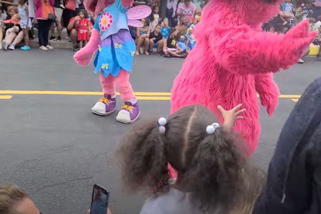     5 year old black boy is snubbed at Sesame Place by the Telly Monster