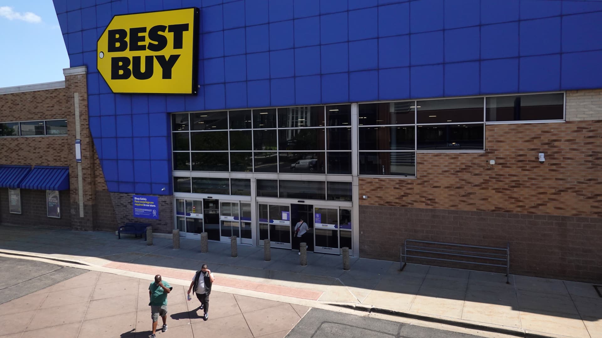 Best Buy cuts outlook, joining other retailers as inflation pressures shoppers

