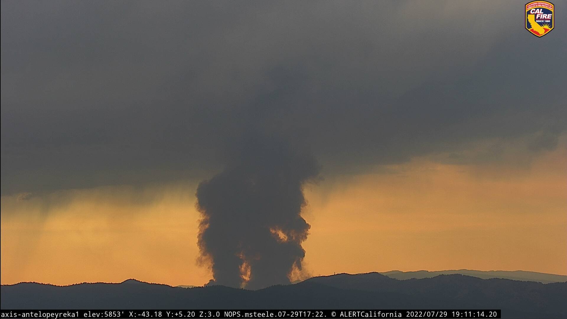 California fire near Oregon border explodes amid thunderstorms

