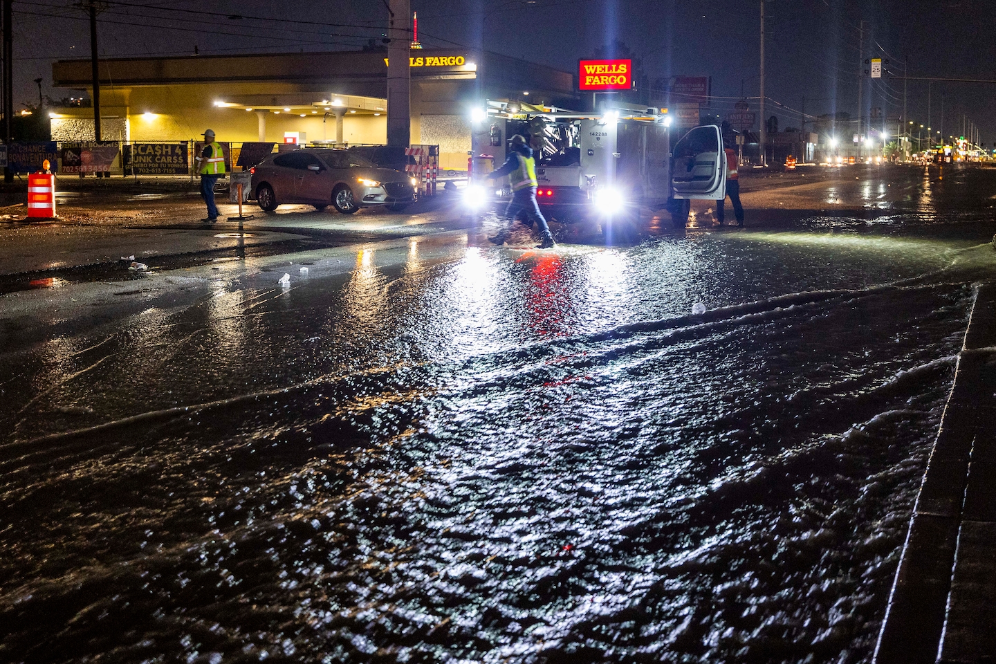 Las Vegas floods send water gushing into casinos

