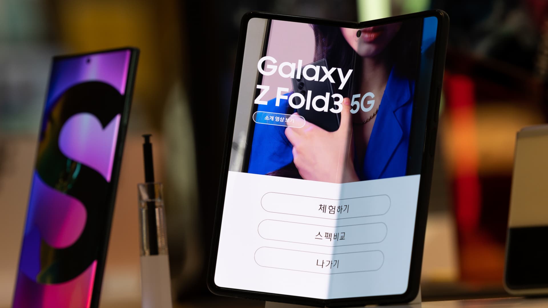 Samsung aims for sales of foldable phones to overtake those of its now dead but hugely popular Note devices

