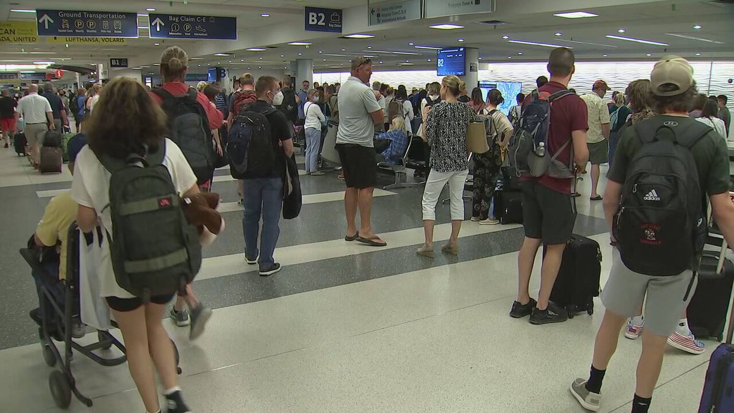 Hundreds of flights delayed or canceled at Charlotte Douglas International Airport

